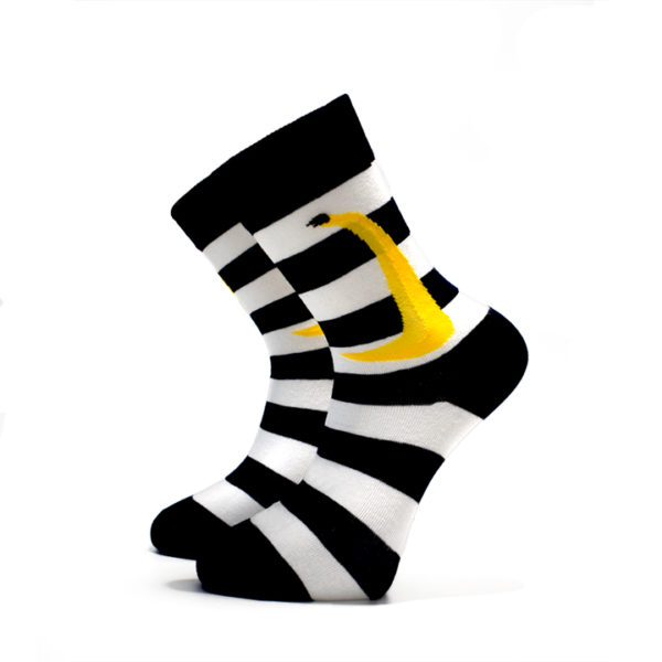 Černo-bílé pruhované ponožky s banánem