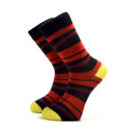 Rudé ponožky s černými pruhy a žlutou patou