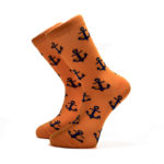 Velmi oranžové ponožky s modrými kotvami